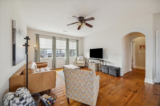 Photo - 725 Martin St