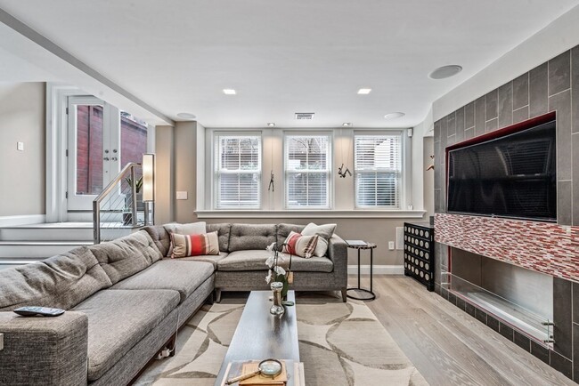 Building Photo - 98 Waltham St Unit 1