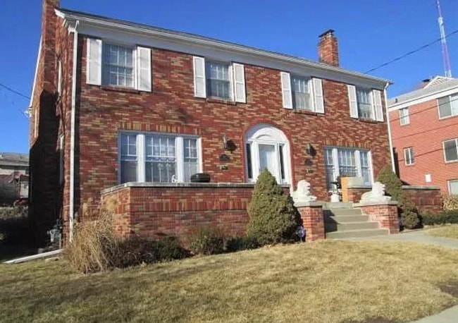 Building Photo - Charming 3 Bedroom Duplex Close to Dining,... Unit 2 Rental