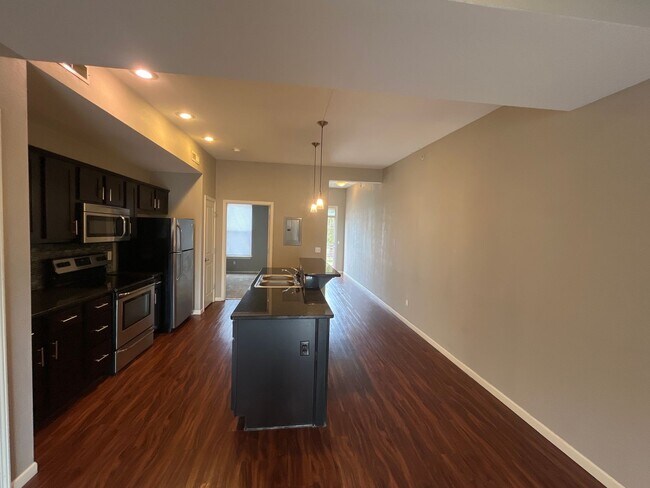 Photo - 2 BEDROOM 2 BATH SPACIOUS, OPEN FLOOR Unit Walnut D203