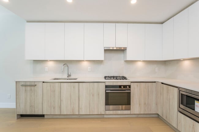 Building Photo - 211-423 6th St Unit 211