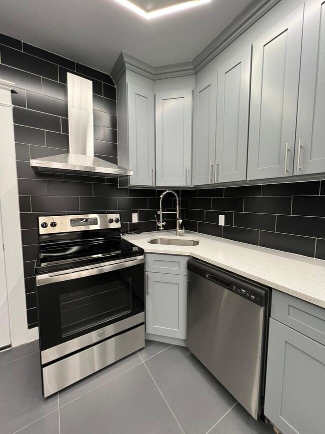 423 Shelton Ave Unit 425 Shelton Apartment 1, Second Floor