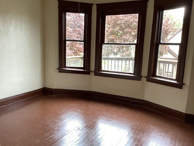 Building Photo - 2 Bedroom Upper Duplex Unit Upper Rental