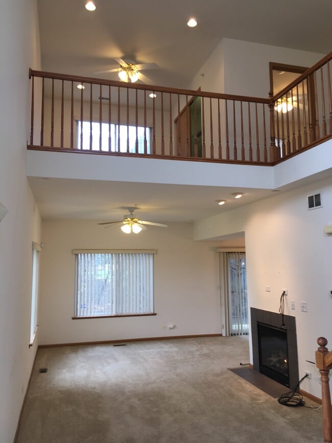 956 Tanager Ct