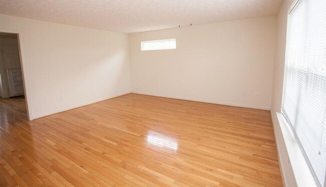 Photo - Well Maintained Townhouse in Great Location!