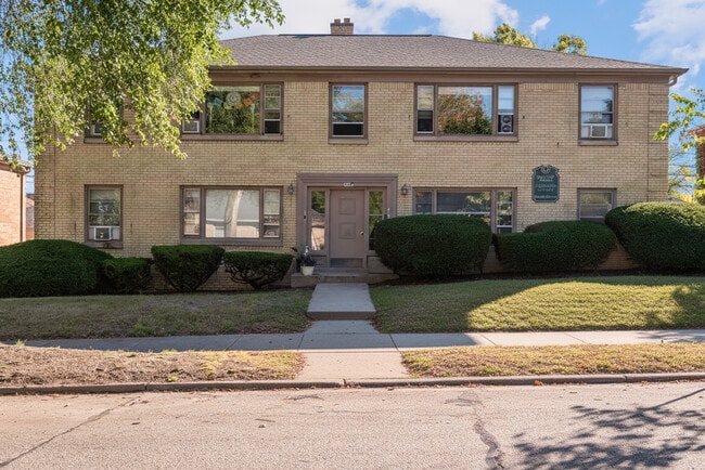 Photo - 608 N 90th St