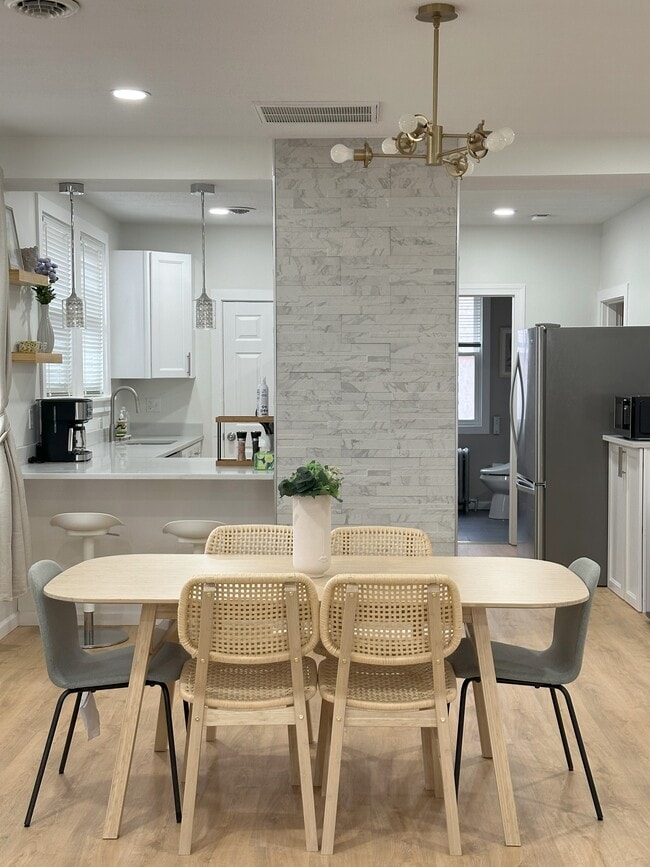 Photo - 5640 Beacon St