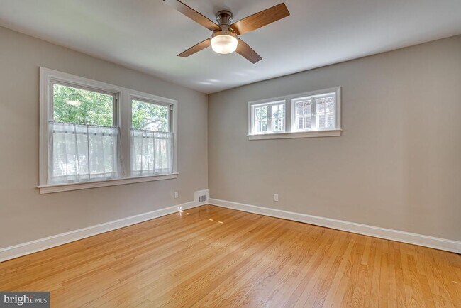 Photo - 425 E Luray Ave