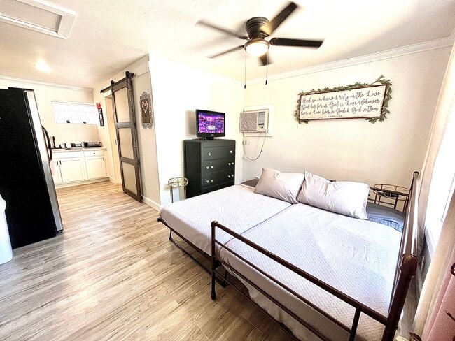 Photo - 7819 Glider Ave Unidad 1