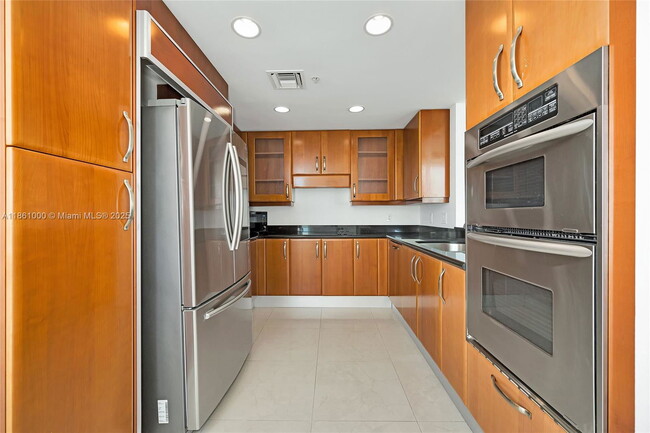 Building Photo - 19400 Turnberry Way Unit 932