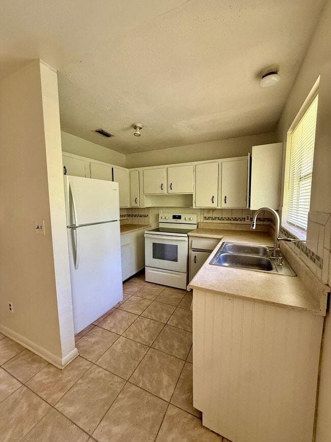 Photo - 1053 Legay Ave