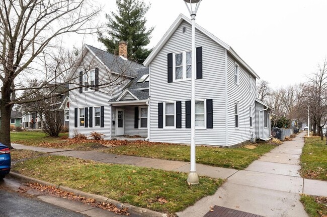 Building Photo - 1204 5th Ave S Unit 1 - 1204