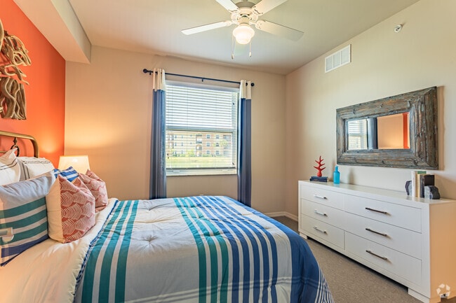2BD. 2BA - 1031 SF