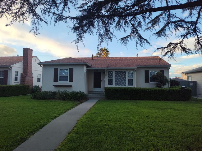 Updated 3-bed, 2-bath home near downtown O... - Updated 3-bed, 2-bath home near downtown O...