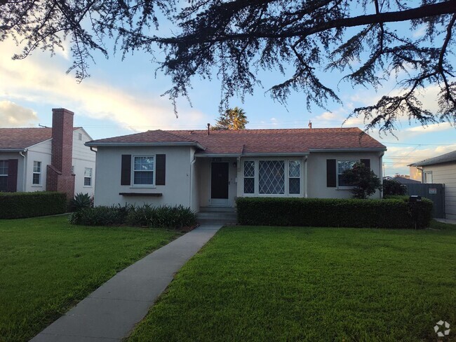 Building Photo - Updated 3-bed, 2-bath home near downtown O...