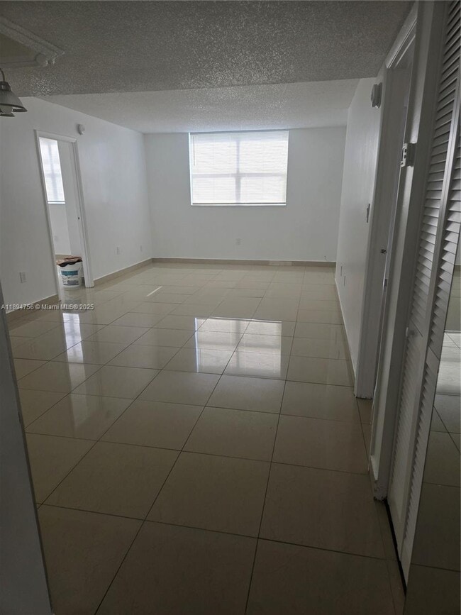 Photo - 4675 W 18th Ct Unidad 606