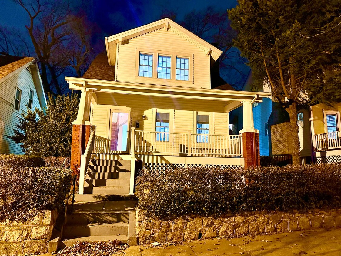 Detached 4 bed 3 bath. Pets Welcome! - Detached 4 bed 3 bath. Pets Welcome!