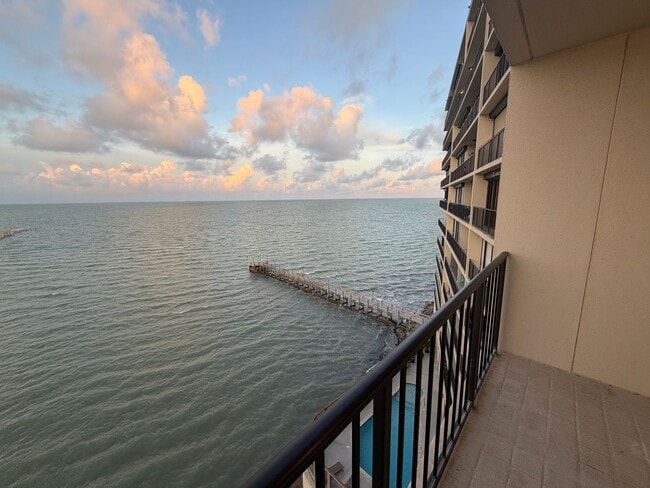 4350 Ocean Dr