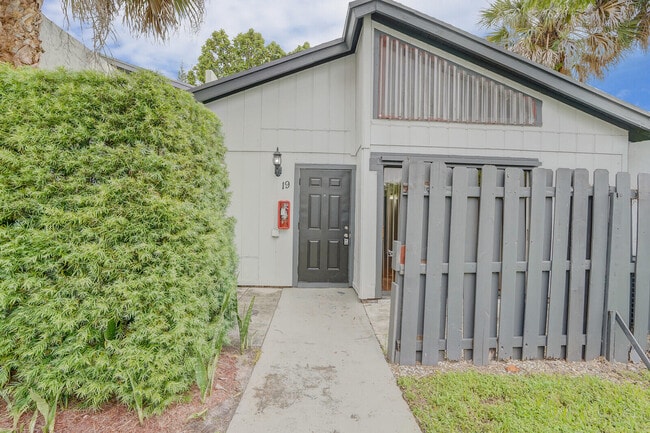 Building Photo - 100 Sparrow Dr