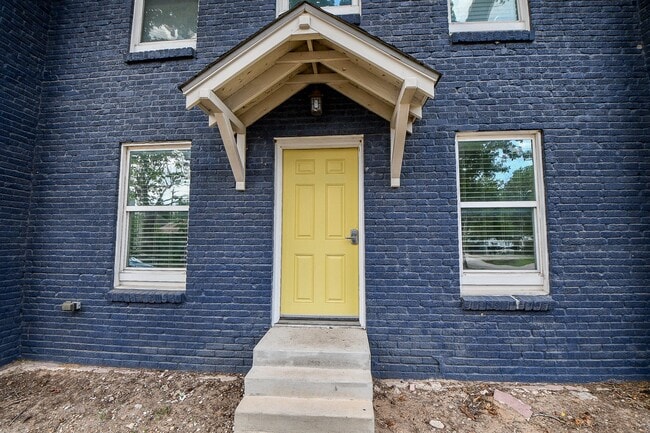 Building Photo - 1011 Enid St Unit 2