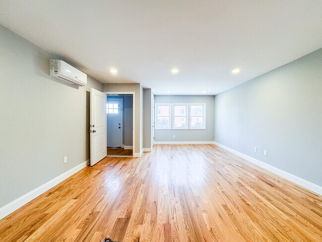 Building Photo - 58 Chestnut St Rental