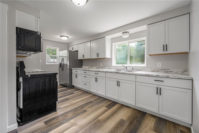 Photo - 1410 Lake Ave W