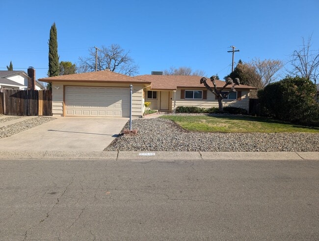 Building Photo - 4 Bedroom 2 Bath Near Westside Shopping Center