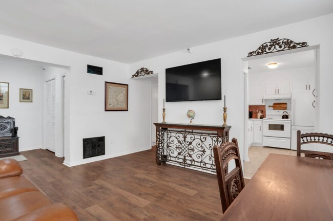 Photo - 121 W Hall St Unit APT C