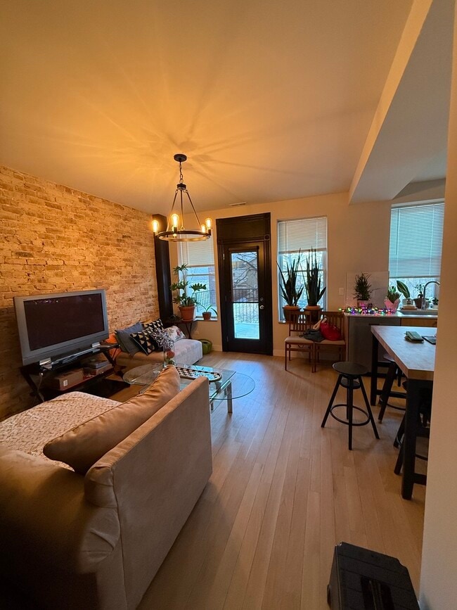 Photo - 927 N Mozart St Unit 2