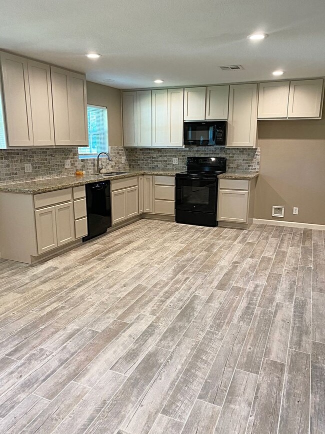 Photo - 310 Roselawn St