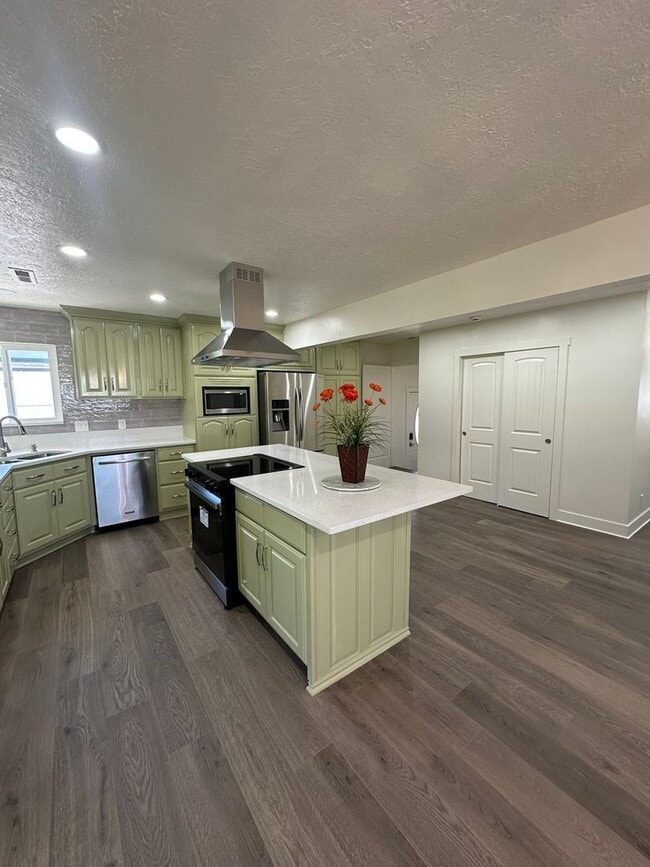 Photo - $2845 Move In Credit for October! Enjoy 2 ...