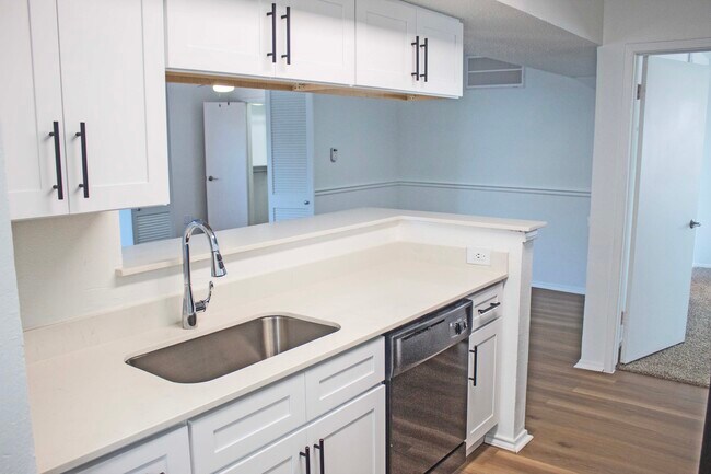 Building Photo - Villa Del Mar Apartments