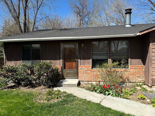 Building Photo - Centrally Located  2 Bedroom 1 Bathroom Du... Rental