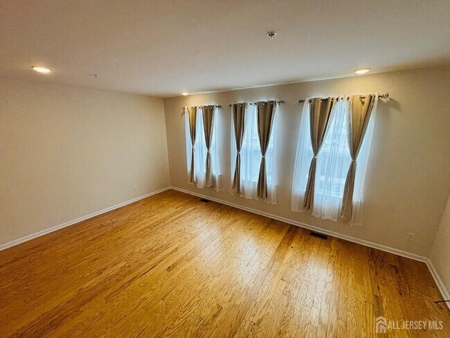 Photo - 38 Bond St