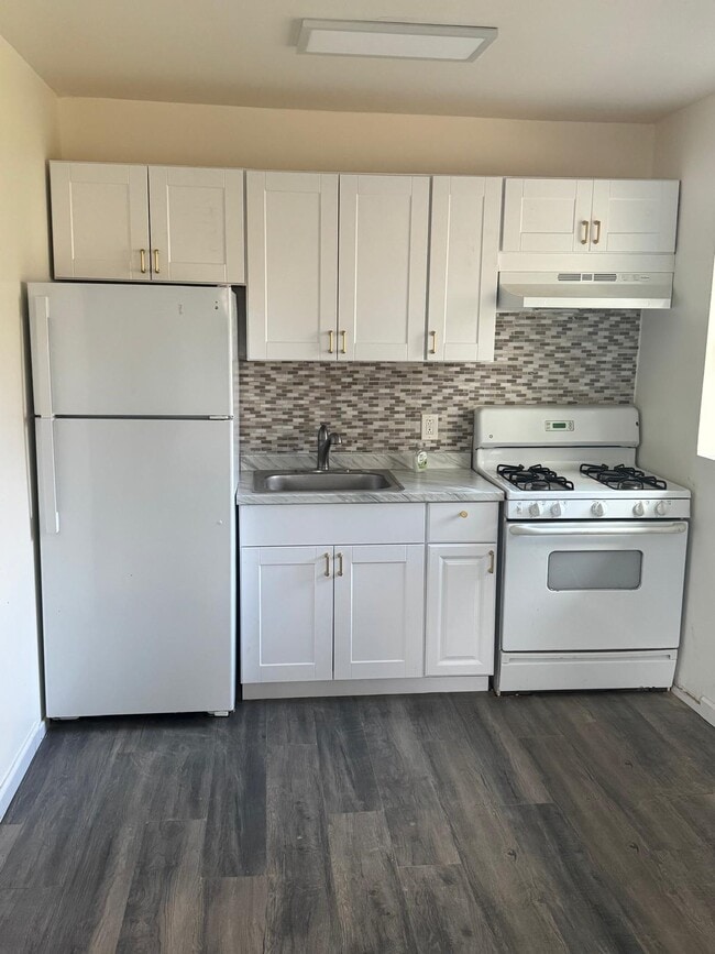 2 bedroom $1700 - 27 Hillside Ave Unit 8