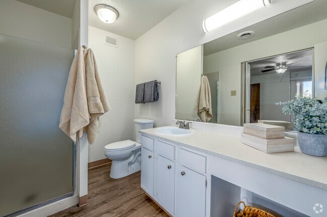 2BR, 2BA - 900SF - Primary Bathroom