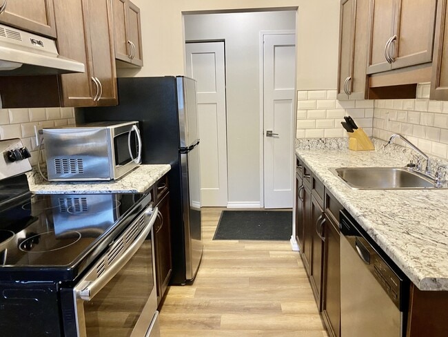 Building Photo - 10735-10735-127 127 St NW Unit 202