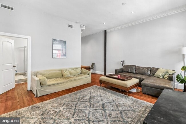 Building Photo - 1706 Locust St Unit 2