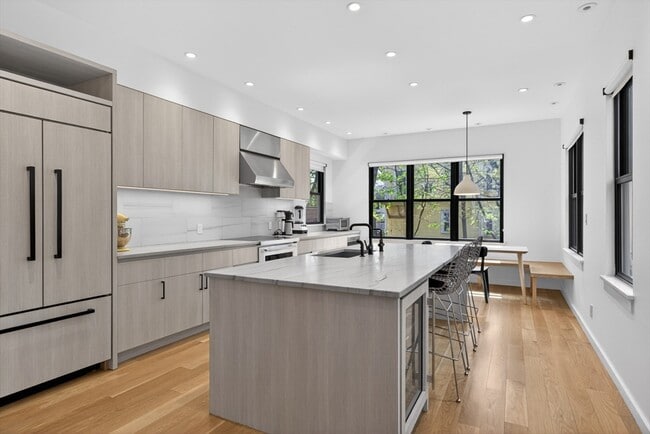 Building Photo - 96 Henry St