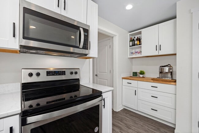 Photo - FALL SPECIAL - 1/2 1st month's rent - Styl...
