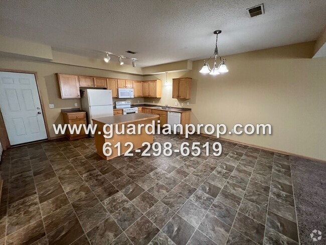 Building Photo - Huge End Unit Townhouse Available Mid Apri...