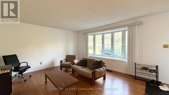 Photo - 80 Rollscourt Pl