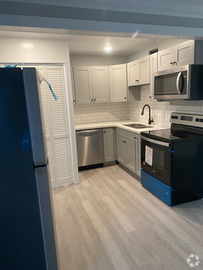 Building Photo - 1820 Metairie Rd Unit 2 Rental
