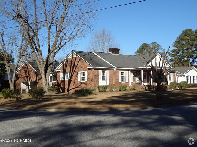 Building Photo - 3004 S Elm St Rental