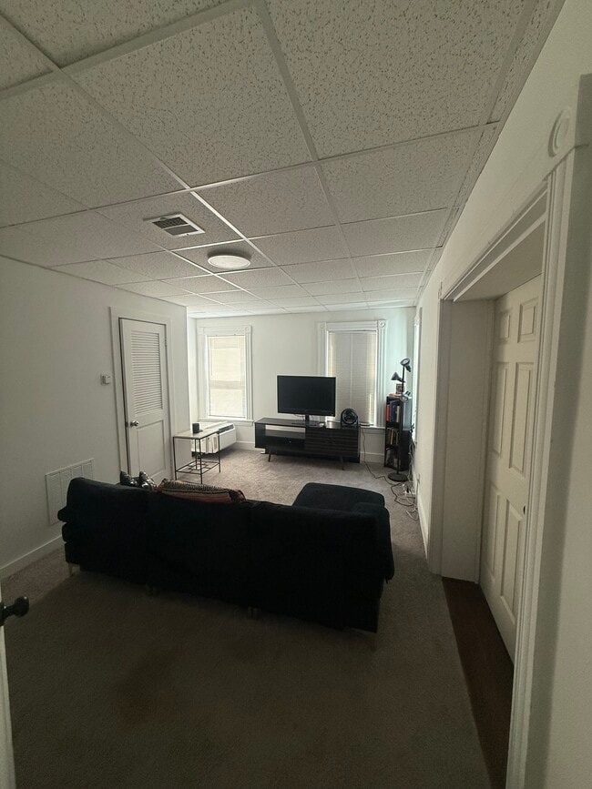 Building Photo - 25 Wyman St Unit 1. 1 room available Rental