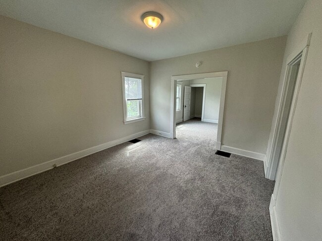 Photo - MADISONVILLE - Adorable 2 bed 2 bath cape ...