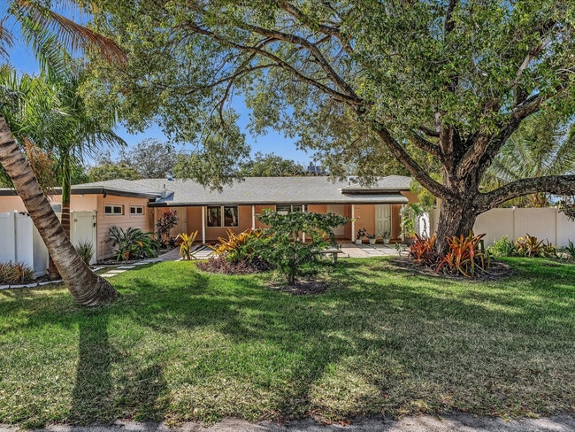 Building Photo - 2016 NE 14th Ct Unit 2018/B