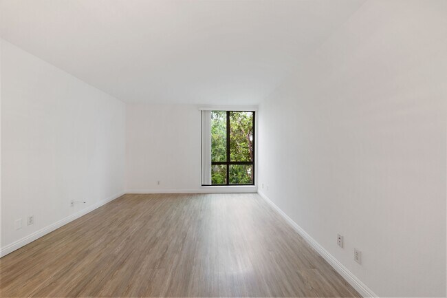 Primary bedroom - 906 N Doheny Dr Condo Unit 313