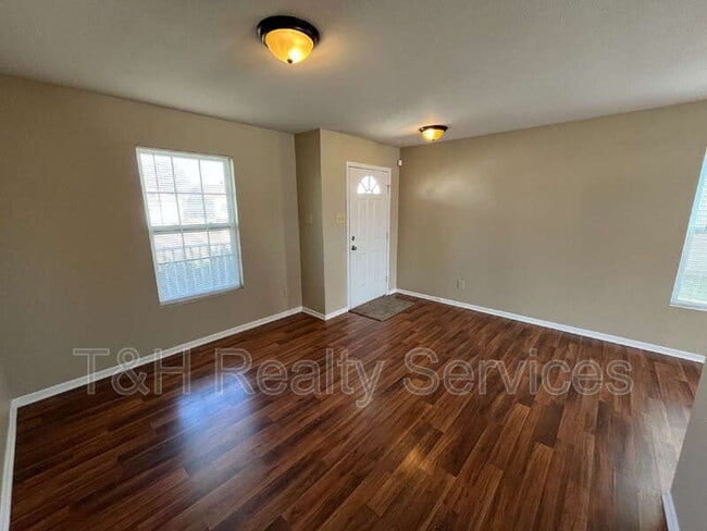 Photo - 1422 Dowell St