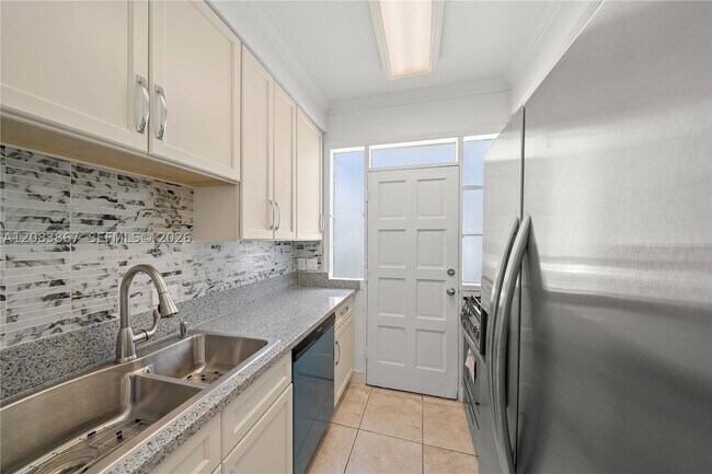 Photo - 4720 Pine Tree Dr Unit 6